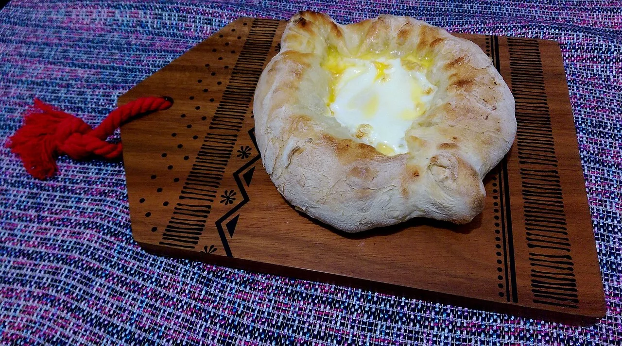 Хачапури по-аджарски — лодочка с сыром и яйцом