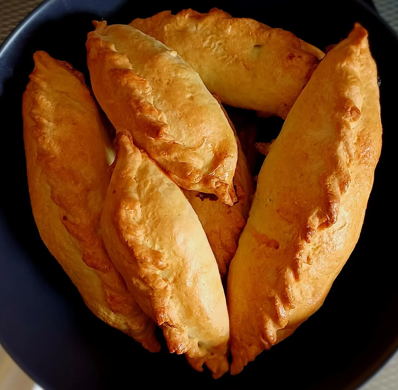 Кибинай с мясом: золотистые пирожки-полумесяцы с защипом